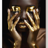 Golden Girl III Wunderschöne schwarze Frau mit goldenen Highlights im Gesicht und an den Händen_mockup00